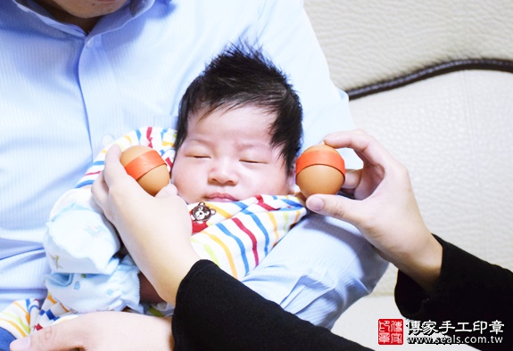 剃胎毛、滿月剃頭、嬰兒剃頭、嬰兒理髮、嬰兒剃髮、嬰兒剃胎毛、嬰兒滿月剃頭、寶寶剃頭、剃胎毛儀式、剃胎毛吉祥話、滿月剃頭儀式、滿月剃頭吉祥話、寶寶剃胎毛、寶寶滿月剃頭理髮、 新北板橋區剃胎毛、新北板橋區滿月剃頭、 新北板橋區嬰兒剃頭剃胎毛、新北板橋區嬰兒理髮、新北板橋區嬰兒剃髮、陳寶寶(新北板橋區到府嬰兒寶寶滿月剃頭理髮、免費到府嬰兒剃胎毛儀式吉祥話)。到府剃頭剃胎毛主持、專業拍照、DVD光碟、證書。★購買「臍帶章、肚臍章、胎毛筆刷印章」贈送：剃頭、收涎、抓周，三選一。2016.01.03 照片3